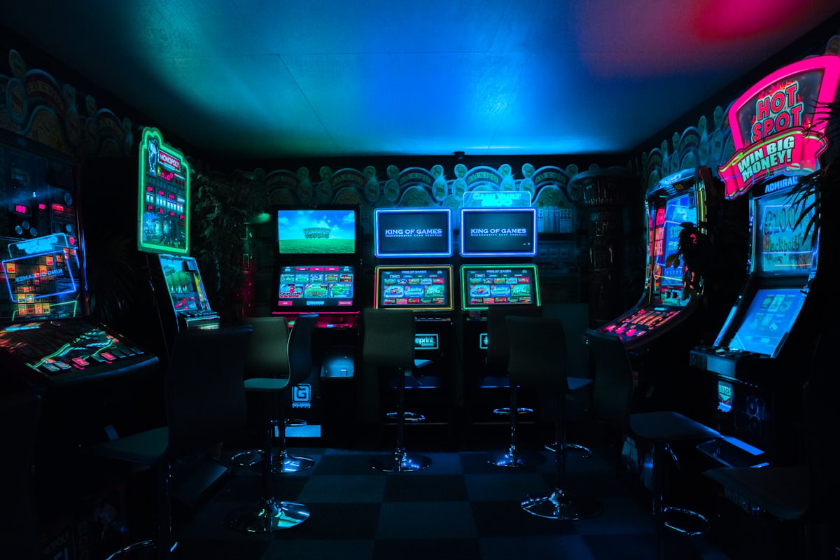 Suasana permainan arcade dengan kontroler neon — kategori panduan slot