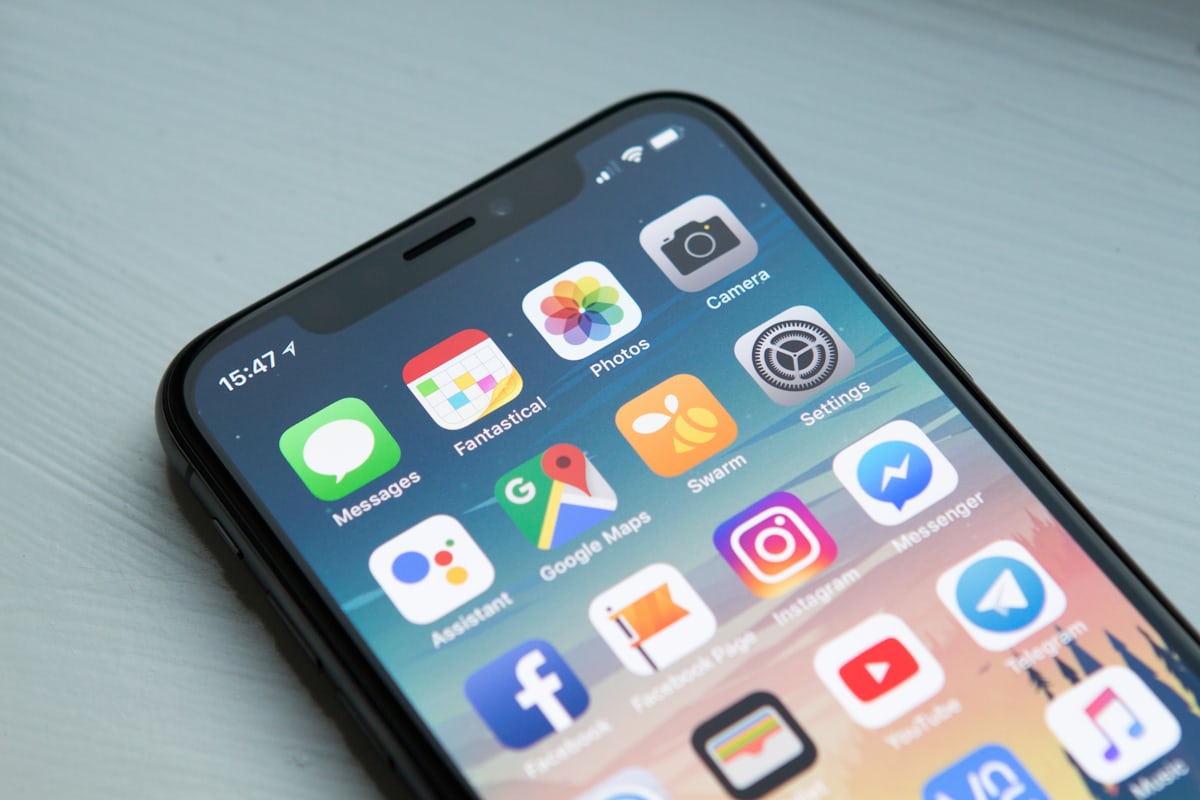 Pengguna memegang ponsel — pengalaman mobile membaca panduan Dewa212